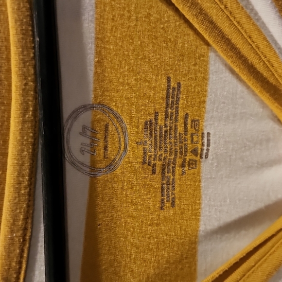 Cute top - Picture 2 of 2